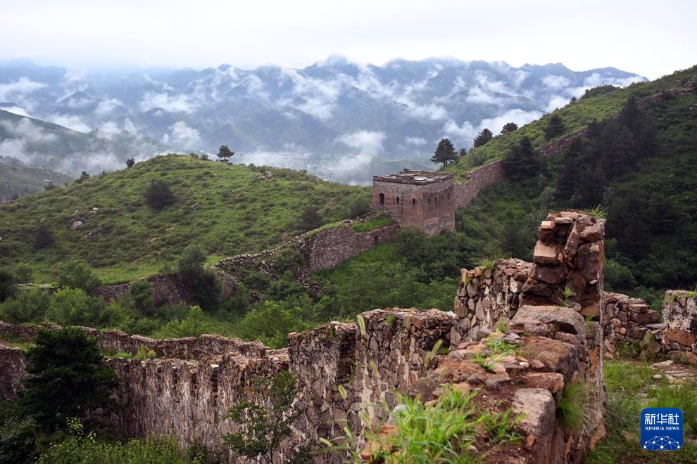 雾罩长城 山川如画