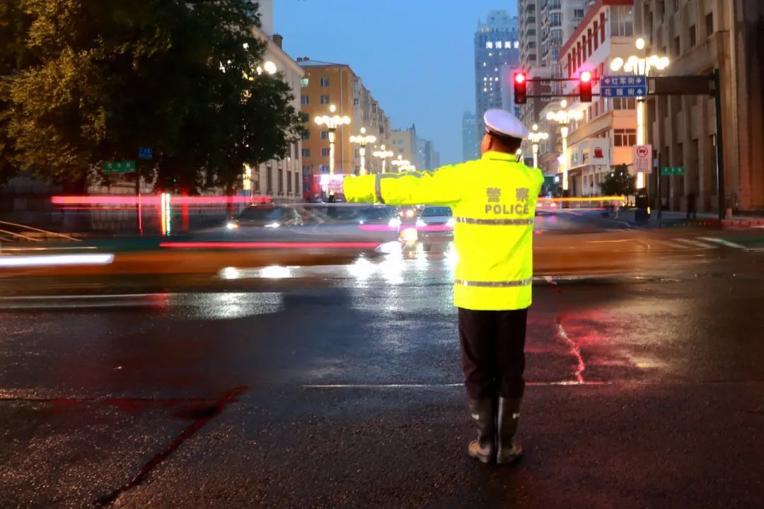 遇暴雨车辆被困怎么办?警方提示:避险首选逃生自救 遇暴雨车辆被困怎么办?警方提示:避险首选逃生自救