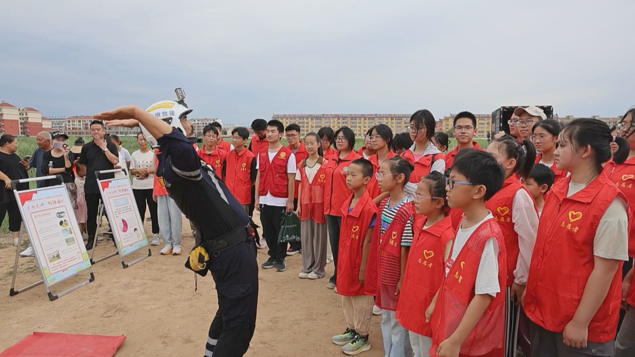 山东多地开展防溺水演练公开课 织密暑假安全防护网 山东多地开展防溺水演练公开课 织密暑假安全防护网
