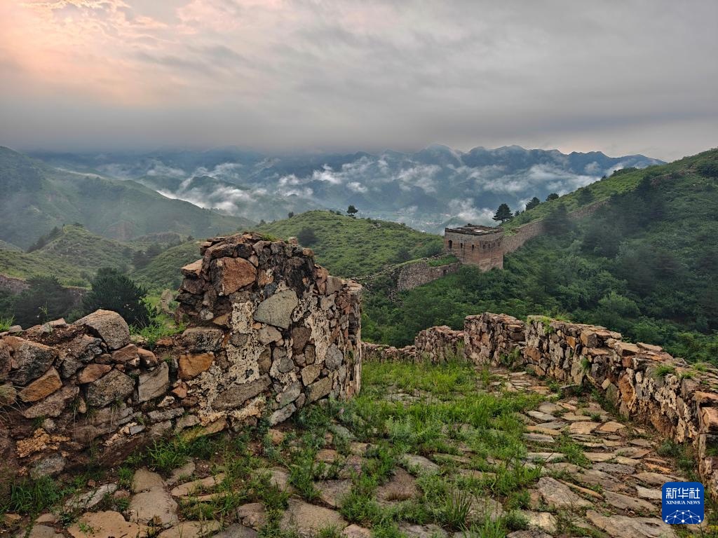 雾罩长城 山川如画