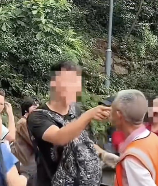 贵阳一景区保安大爷用弹弓赶猴子，被自称南京游客指着骂，景区：用的空弹，猴子易伤人