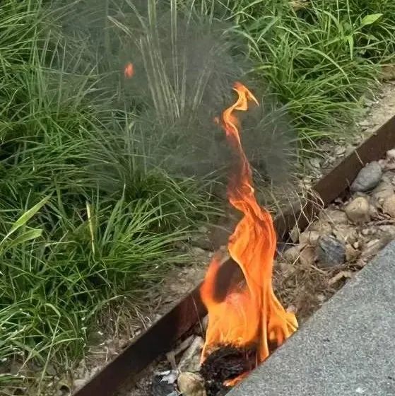 充电宝在口袋里自燃，小伙大腿三度烧伤！