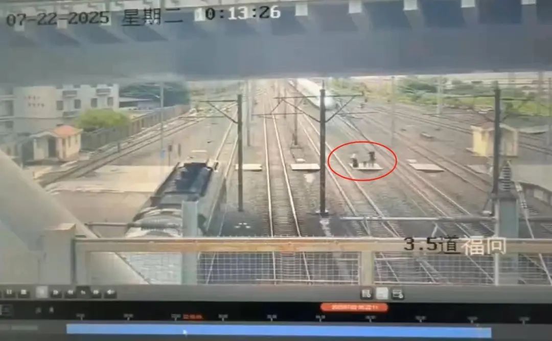 餐车人员违规穿越铁轨险被撞，两辆列车紧急制动停车，铁路部门回应