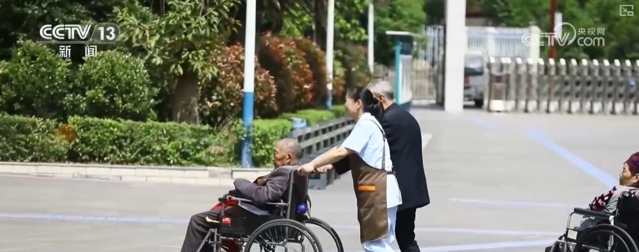 国家层面支持失能老年人照护服务来了 | 这项补贴谁能领？怎么领？一文读懂↓