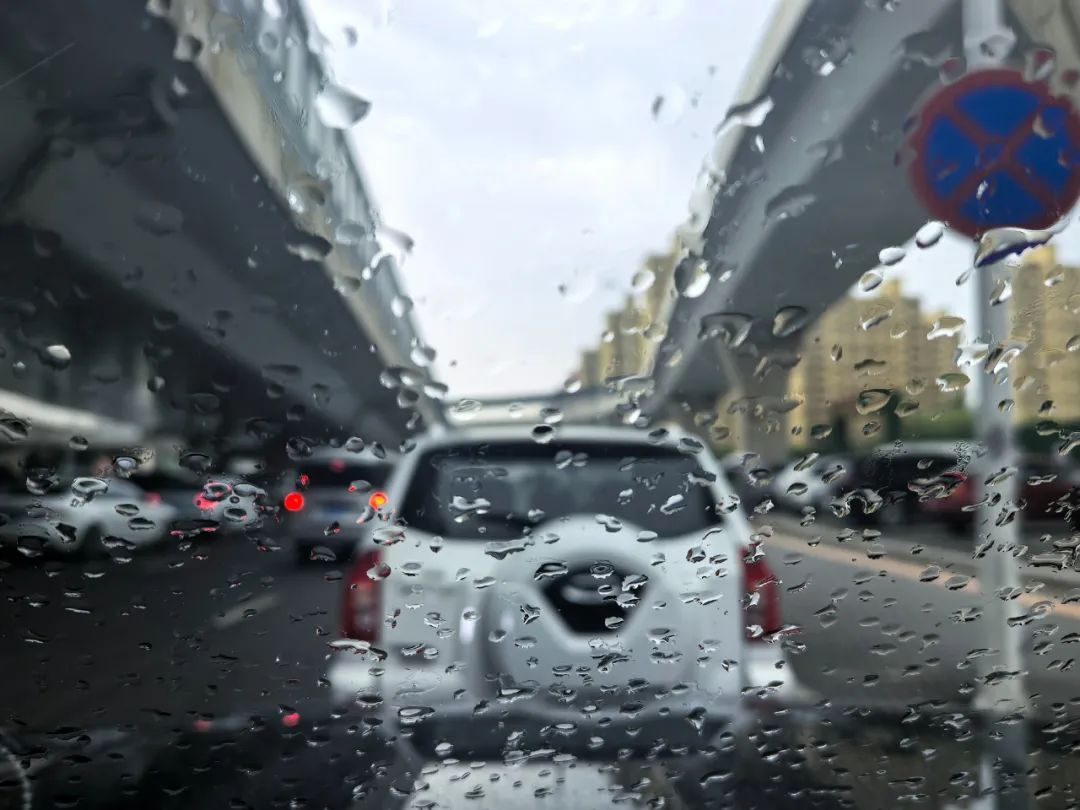 辽宁一地发布暴雨红色预警！周日辽宁局地还将有大到暴雨！