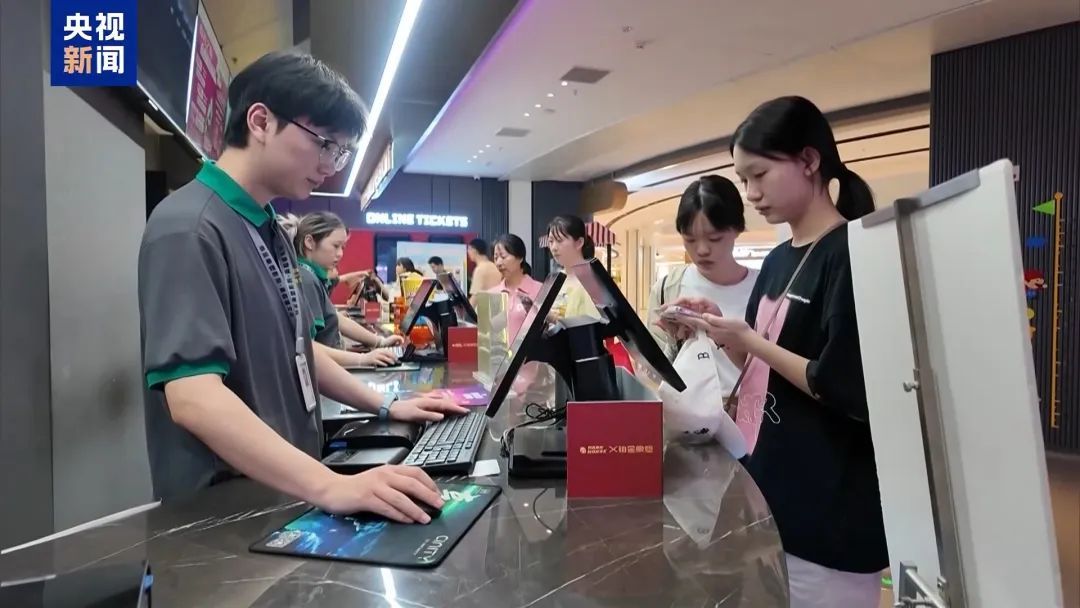 暑期档票房突破46亿 一张电影票撬动商圈消费 暑期档票房突破46亿 一张电影票撬动商圈消费