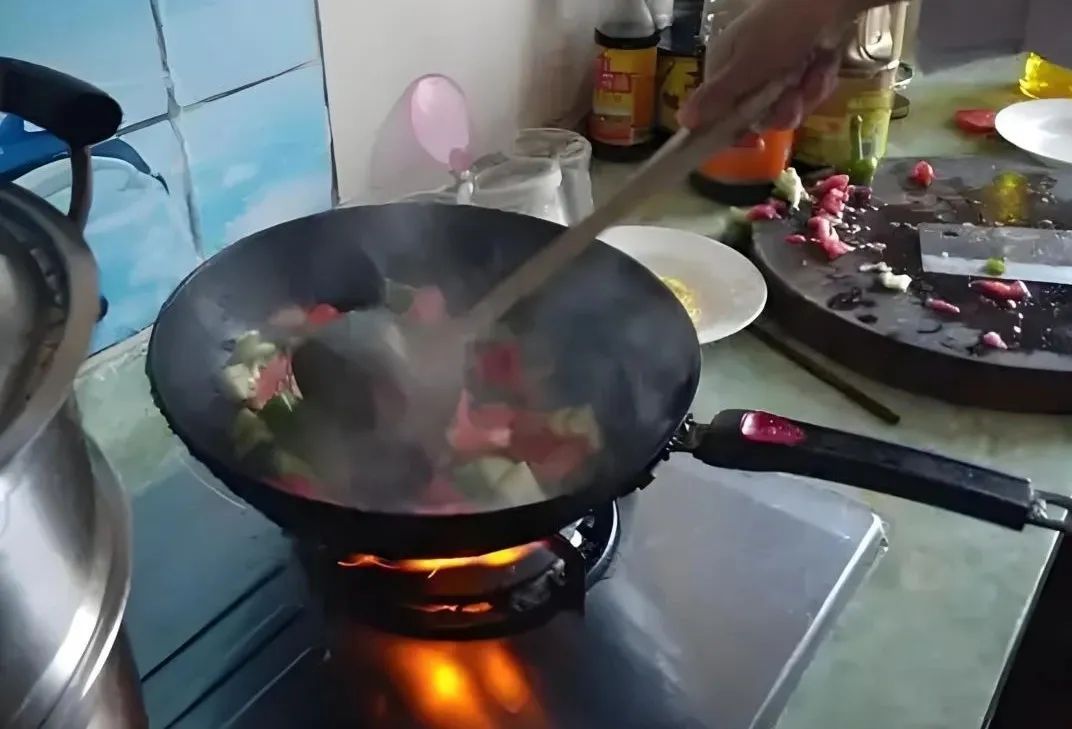 开空调煮汤致四人中毒，密闭空间这个“杀手”要警惕→