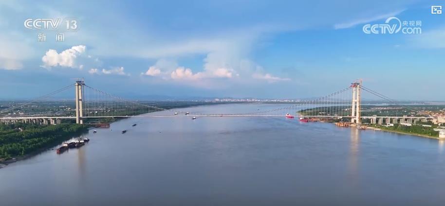 长江在建最宽钢箱梁悬索桥大桥主体完工 区域交通迎来新跨越 长江在建最宽钢箱梁悬索桥大桥主体完工 区域交通迎来新跨越