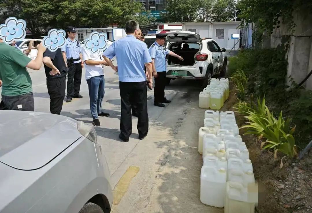 私家车拉着19桶汽油穿梭在合肥市区，嫌疑人被依法刑事拘留！