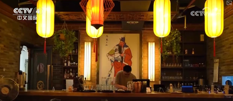 沸腾火锅、香甜奶茶、劲道拉面……中国美食香飘海外 餐饮出海“加速跑” 沸腾火锅、香甜奶茶、劲道拉面……中国美食香飘海外 餐饮出海“加速跑”