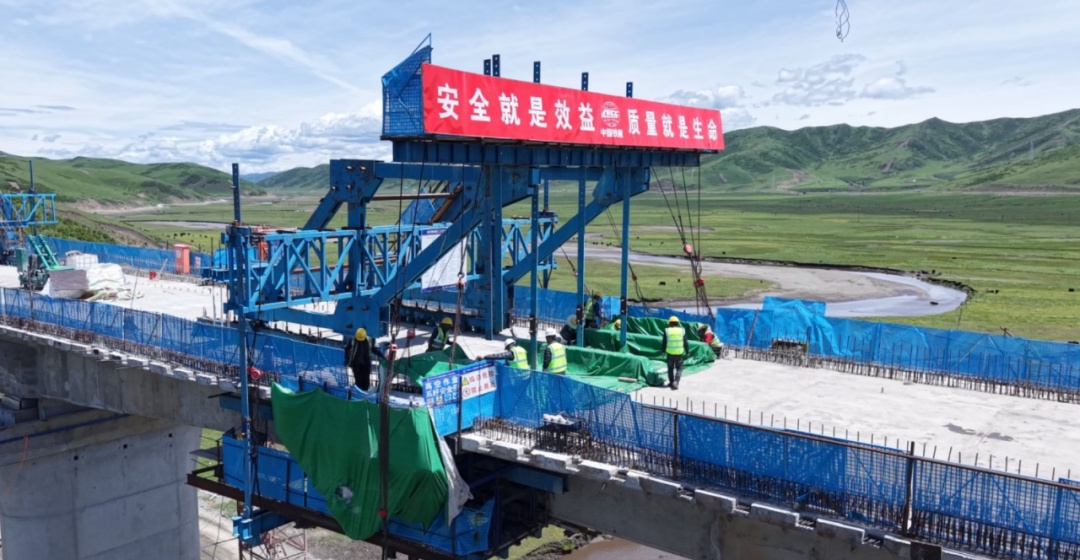 【四川交通】新建西宁至成都铁路，红原跨G213特大桥连续梁顺利合龙