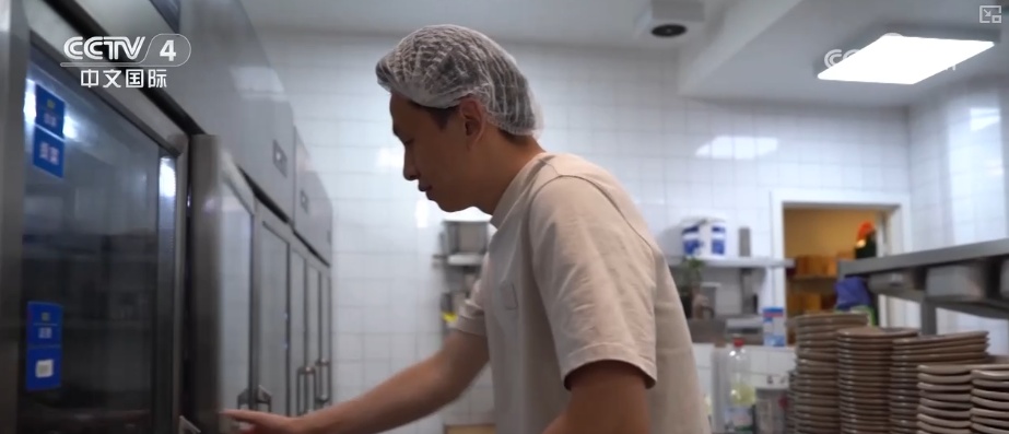 沸腾火锅、香甜奶茶、劲道拉面……中国美食香飘海外 餐饮出海“加速跑” 沸腾火锅、香甜奶茶、劲道拉面……中国美食香飘海外 餐饮出海“加速跑”