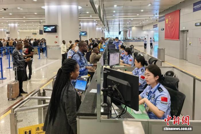 今年至今逾2000万人次从上海浦东国际机场口岸出入境