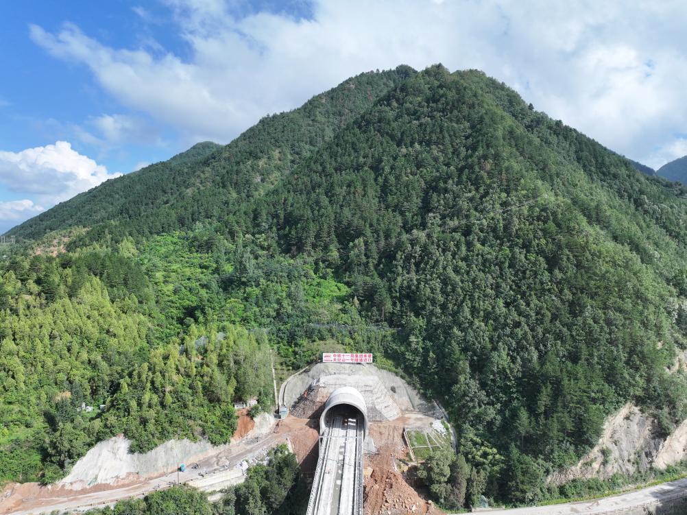 西十高铁陕西段全线隧道贯通 西十高铁陕西段全线隧道贯通