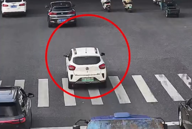 私家车拉着19桶汽油穿梭在合肥市区，嫌疑人被依法刑事拘留！