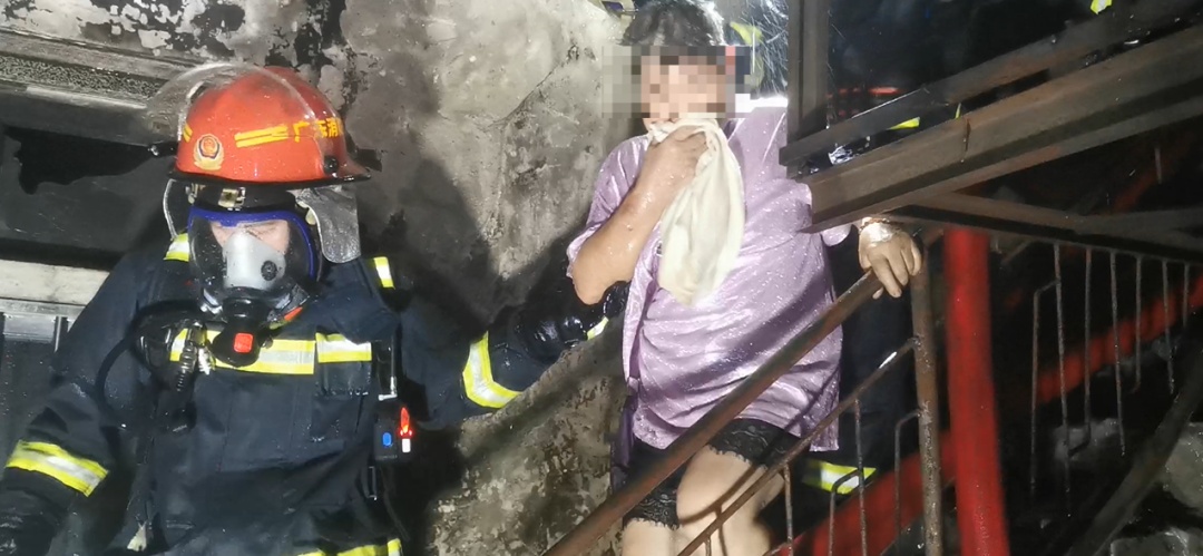 随手放的“隐形炸弹”将小区楼道点燃！这些东西比你想的更易燃