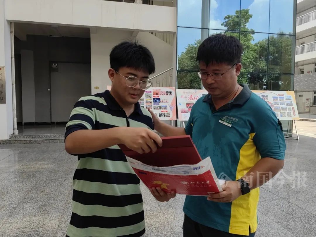 柳州快递员父亲给儿子送北大通知书：这是我送过最幸福的快递！