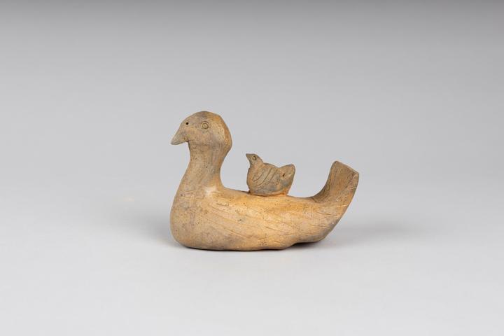 门~前~大桥下，游过一只……不，是两只！