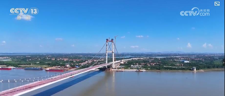 长江在建最宽钢箱梁悬索桥大桥主体完工 区域交通迎来新跨越 长江在建最宽钢箱梁悬索桥大桥主体完工 区域交通迎来新跨越