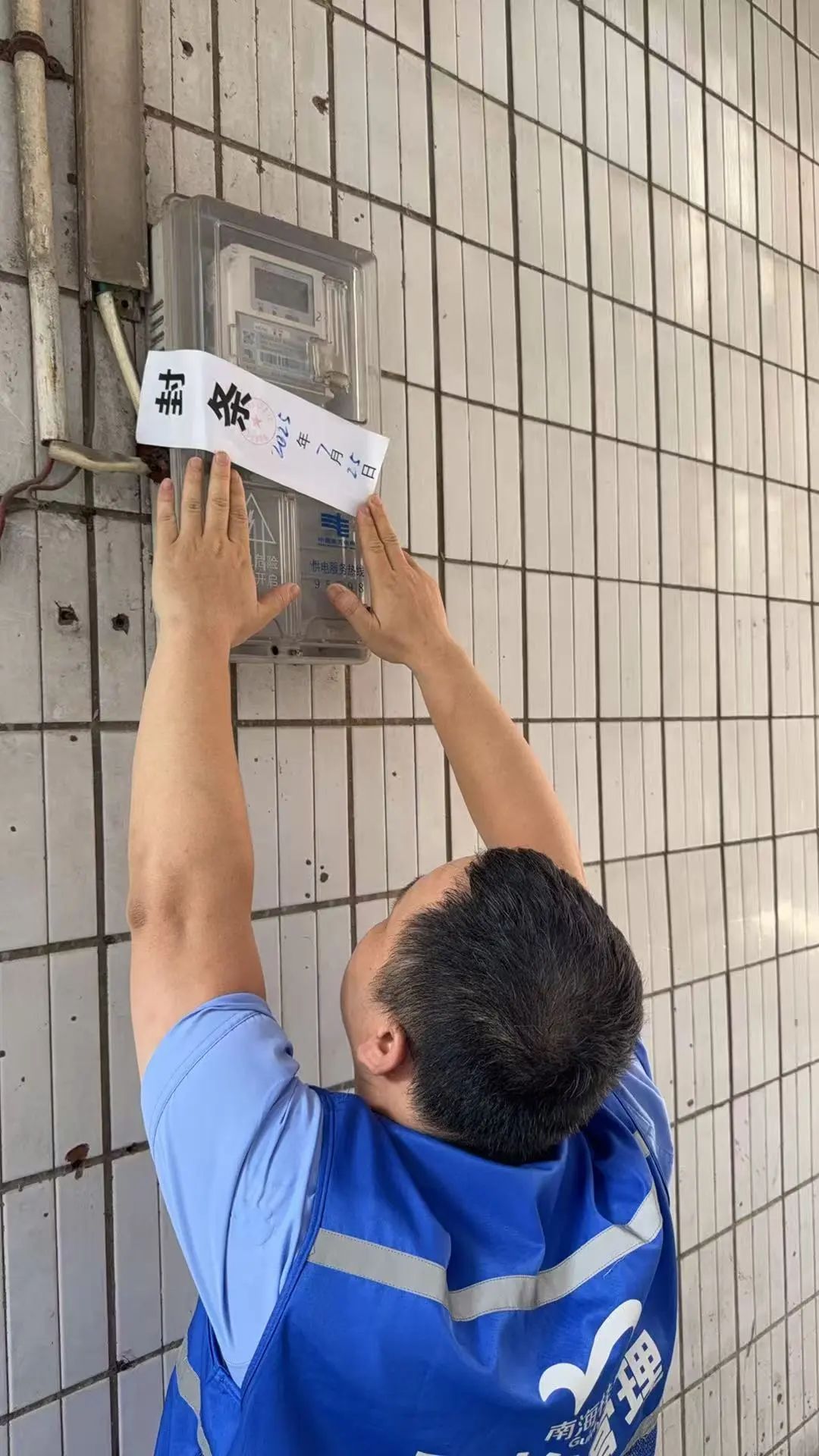 阳台堆满10多桶积水!出租屋藏 “蚊虫摇篮” 还拒配合?切勿抱有侥幸心理…… 阳台堆满10多桶积水!出租屋藏 “蚊虫摇篮” 还拒配合?切勿抱有侥幸心理……