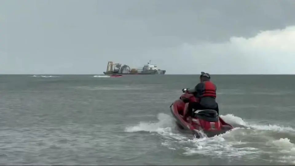 已确认，游客和教练当场身亡，当地通报→