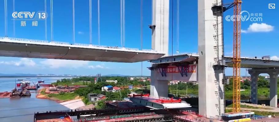 长江在建最宽钢箱梁悬索桥大桥主体完工 区域交通迎来新跨越 长江在建最宽钢箱梁悬索桥大桥主体完工 区域交通迎来新跨越