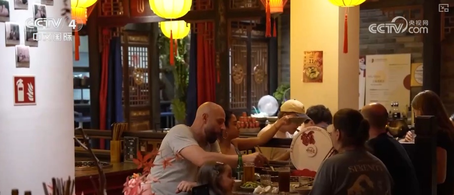 沸腾火锅、香甜奶茶、劲道拉面……中国美食香飘海外 餐饮出海“加速跑” 沸腾火锅、香甜奶茶、劲道拉面……中国美食香飘海外 餐饮出海“加速跑”