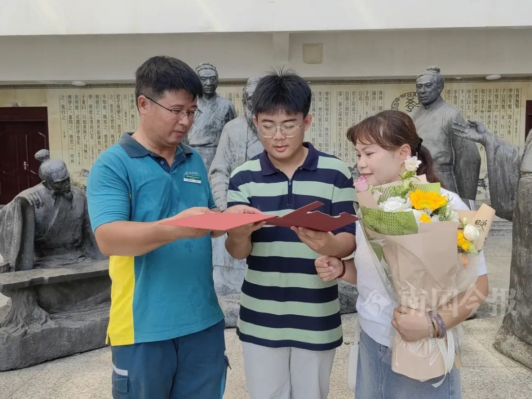 柳州快递员父亲给儿子送北大通知书：这是我送过最幸福的快递！