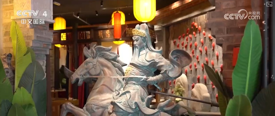 沸腾火锅、香甜奶茶、劲道拉面……中国美食香飘海外 餐饮出海“加速跑” 沸腾火锅、香甜奶茶、劲道拉面……中国美食香飘海外 餐饮出海“加速跑”