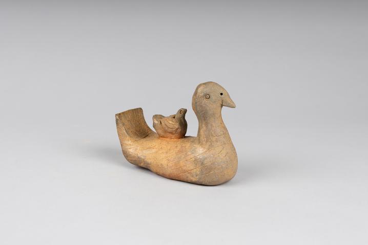 门~前~大桥下，游过一只……不，是两只！