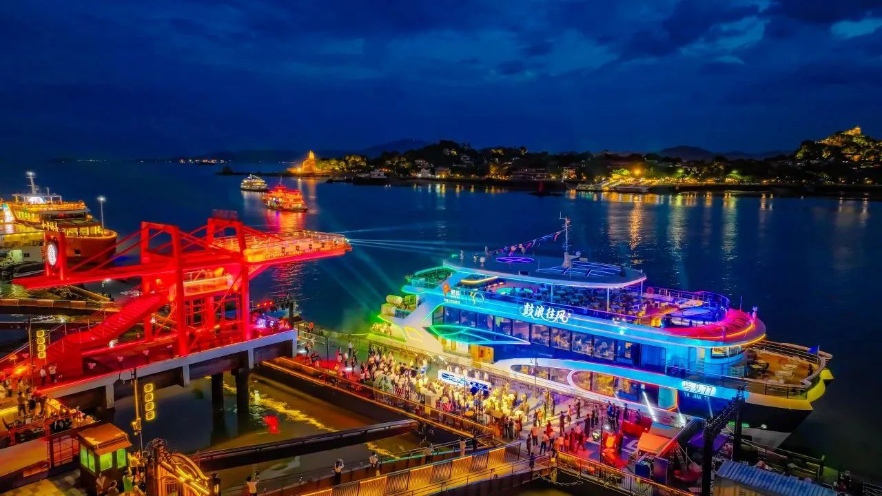 全国首艘纯电海上客船“屿见77”在厦门首航 全国首艘纯电海上客船“屿见77”在厦门首航