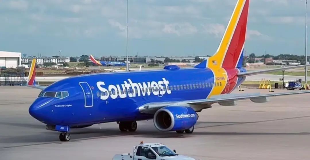 美客机又险些撞上战机！乘客尖叫不止，有人被从座位抛向空中