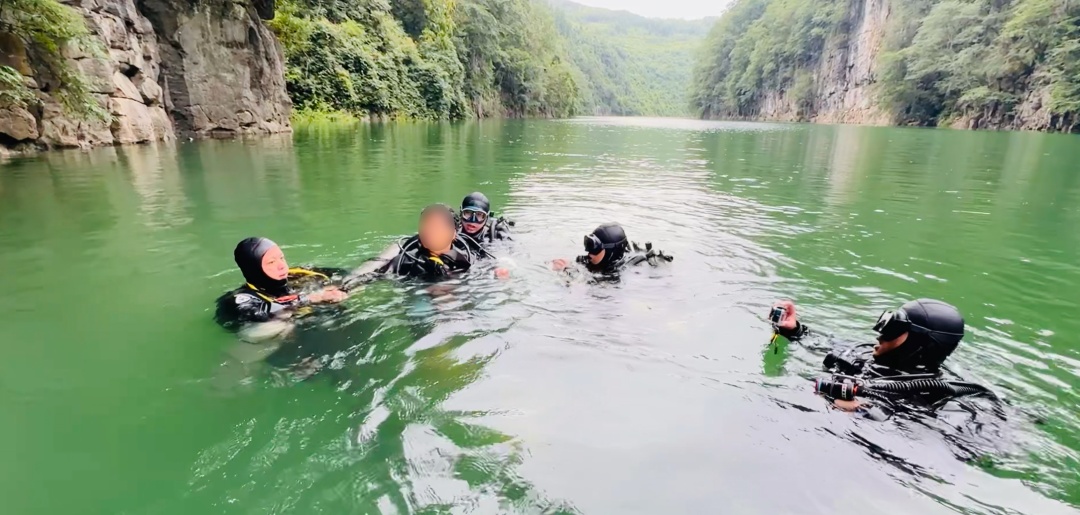 被困水下洞穴110小时，警方跨省奔袭800公里救援