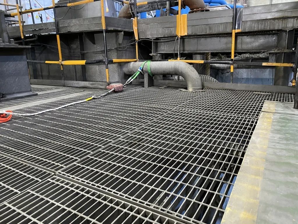 再探6名学生遇难选矿厂：狭窄的参观通道与脱落的格栅板