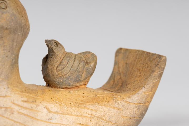 门~前~大桥下，游过一只……不，是两只！