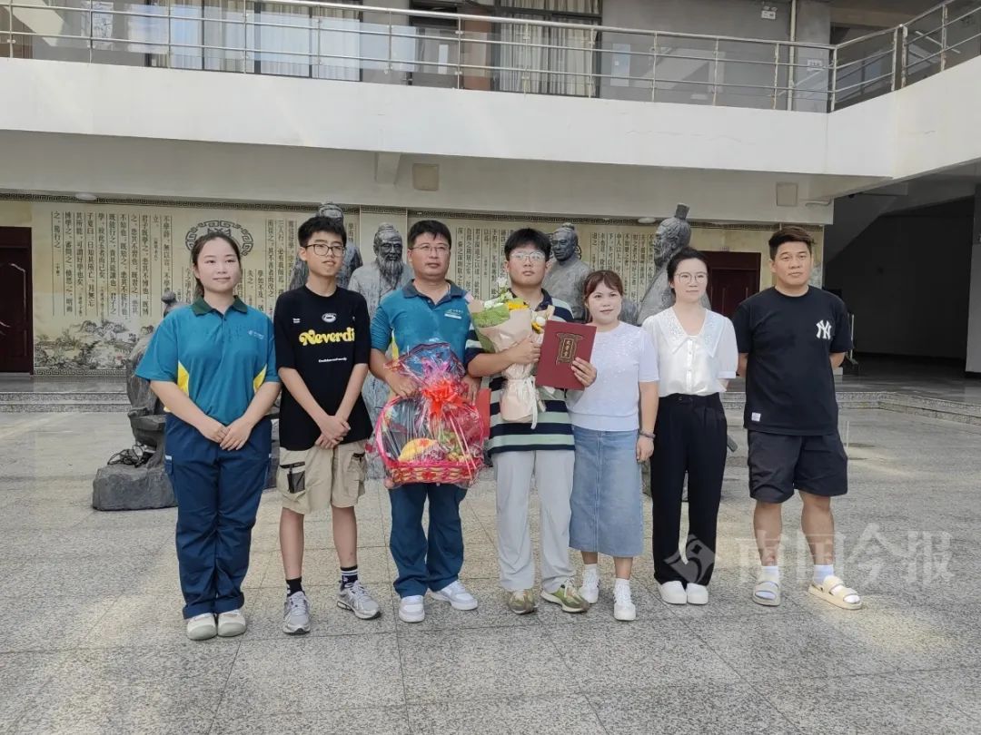 柳州快递员父亲给儿子送北大通知书：这是我送过最幸福的快递！