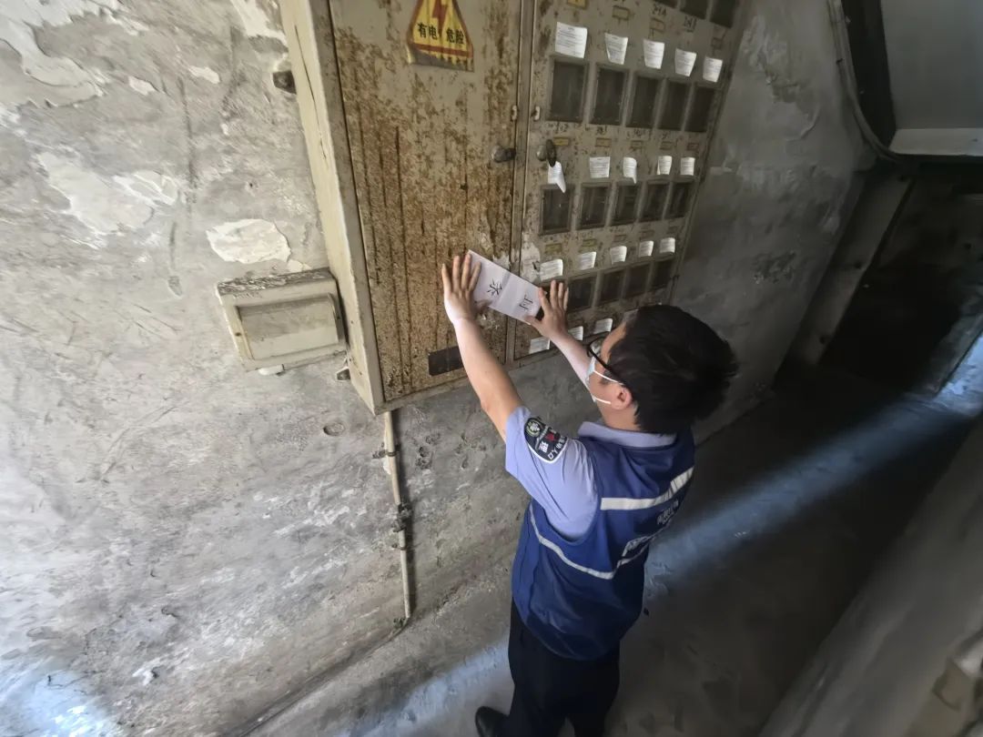 阳台堆满10多桶积水!出租屋藏 “蚊虫摇篮” 还拒配合?切勿抱有侥幸心理…… 阳台堆满10多桶积水!出租屋藏 “蚊虫摇篮” 还拒配合?切勿抱有侥幸心理……