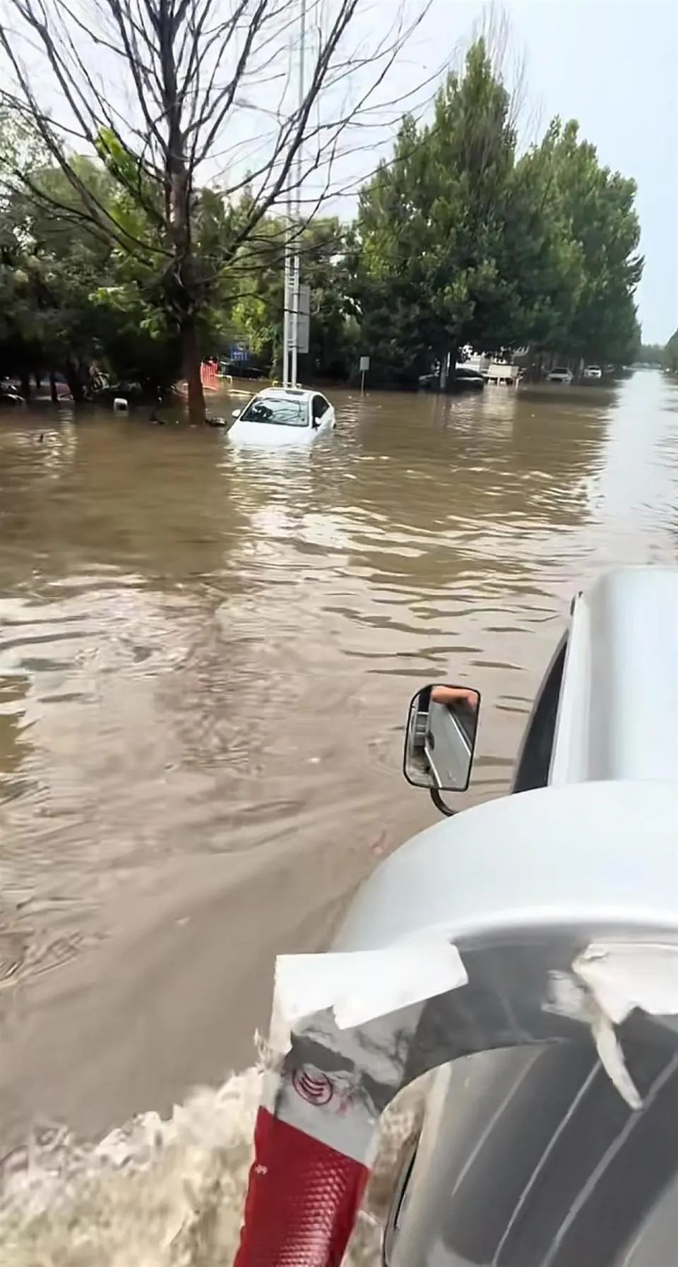河北涿州突降暴雨,积水快没过车窗,居民称“开车像开船” 河北涿州突降暴雨,积水快没过车窗,居民称“开车像开船”