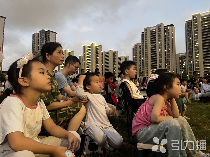 露天电影唤醒儿时记忆，邻里温情在夏夜流淌