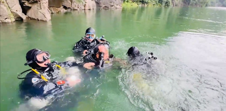 男子潜水被困洞穴110小时获救 洞穴救援难在哪？