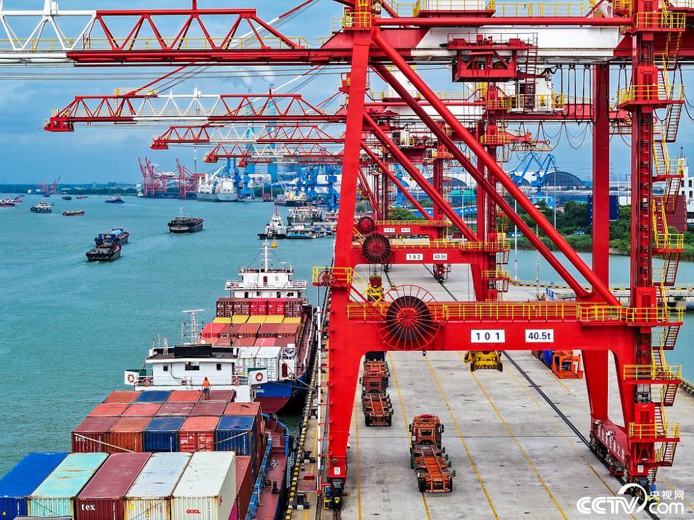 江苏扬州港商用码头集装箱装卸繁忙有序 江苏扬州港商用码头集装箱装卸繁忙有序