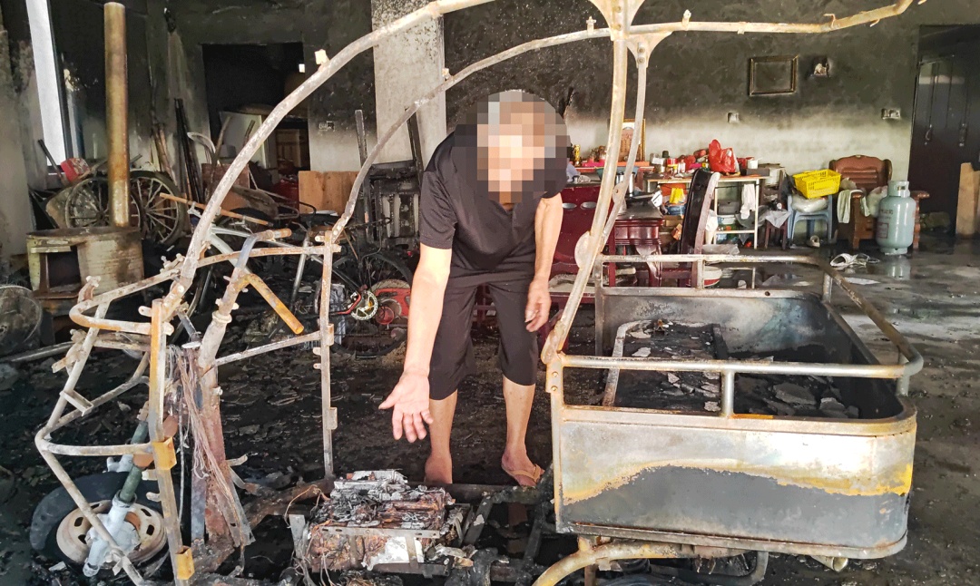 “砰”！男子刚转身上楼，爱车随即发生爆燃......