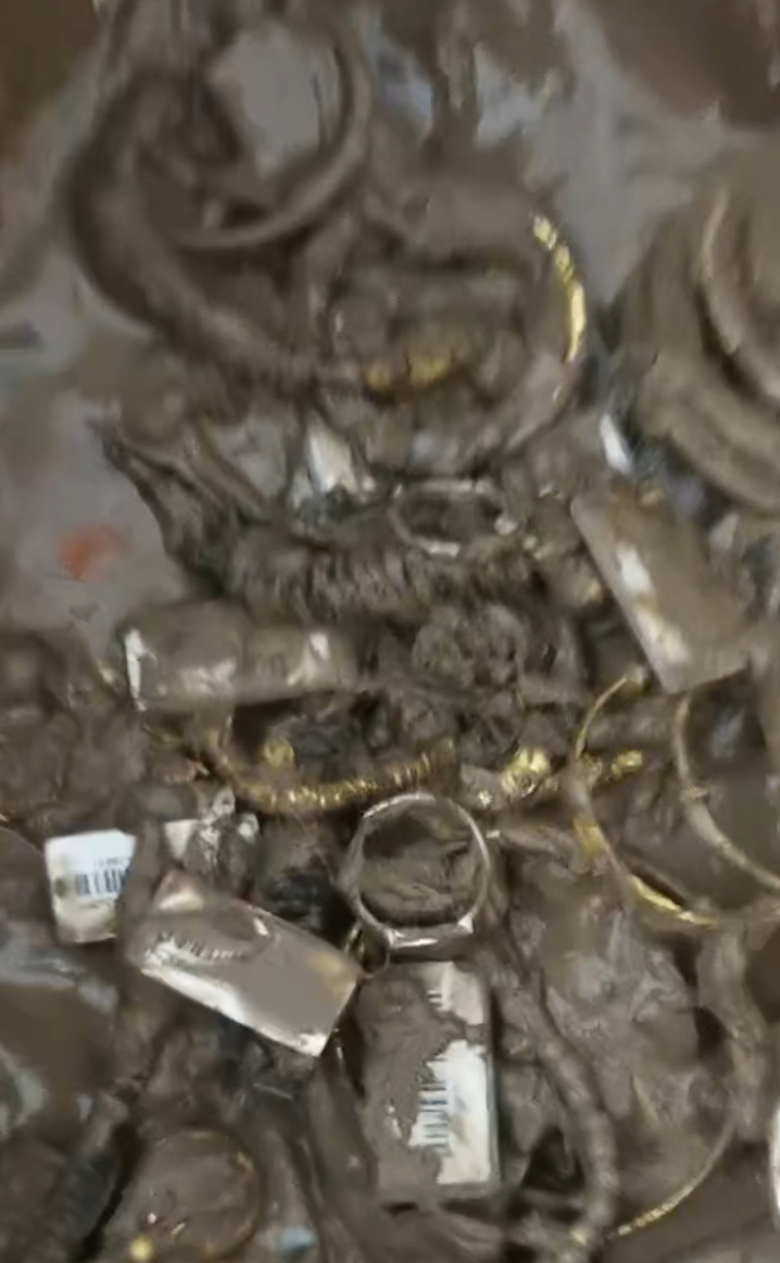 金店首饰被洪水冲走，店主：价值上千万元，已捡回少数，保险柜未找到