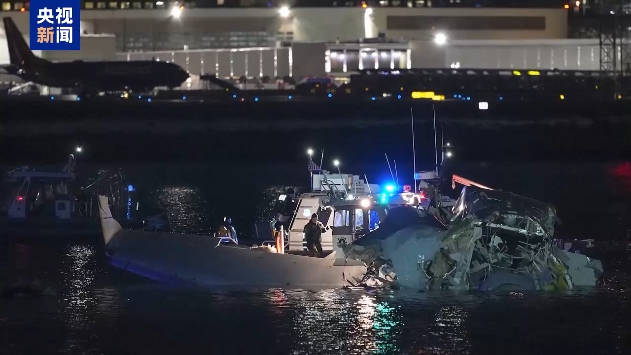 美客机急降约145米避免撞上军机 乘客讲述惊魂瞬间