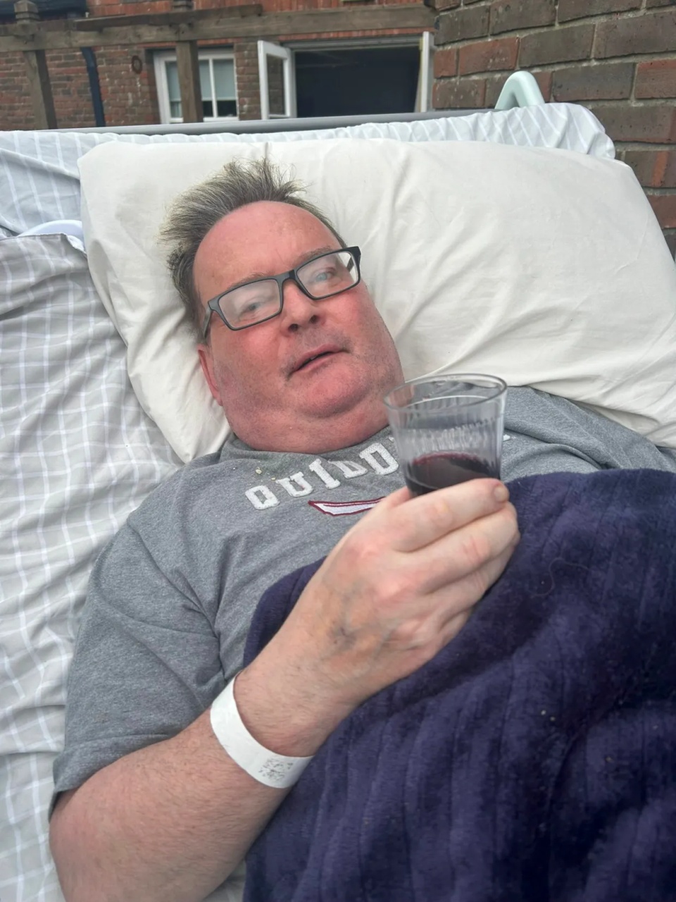 英国男子记忆减退怀疑妻子出轨，原来脑部长肿瘤，近日离世