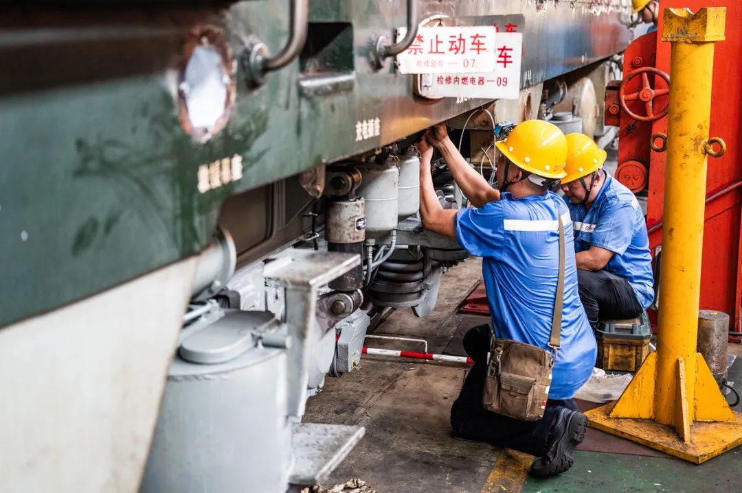 43℃高温！现场直击“烤箱”中的机车“心脏手术”