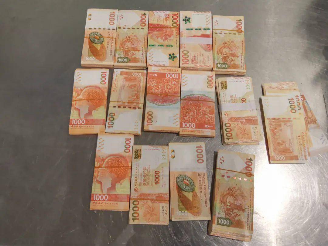 140万元！北京海关查获一起旅客违规携带港币出境案