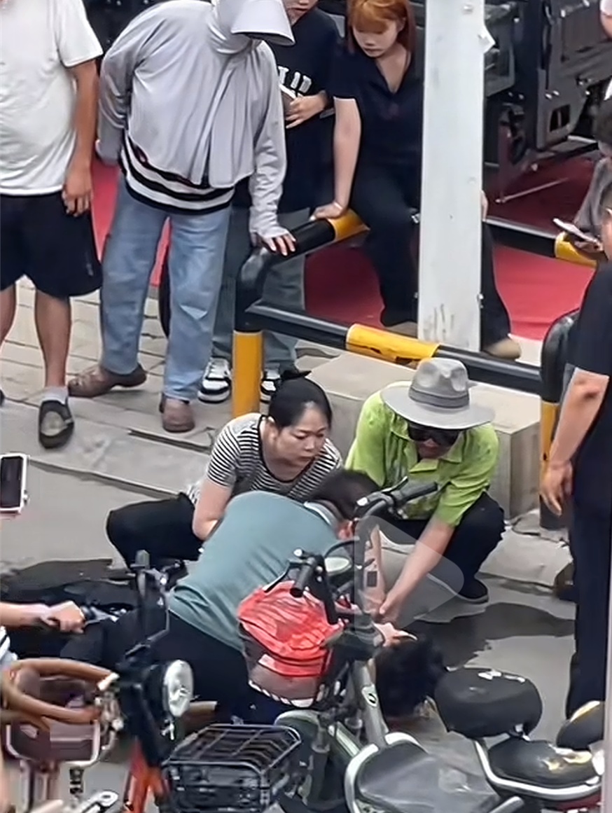 外卖小哥摔倒昏迷，关键时刻她出手了……