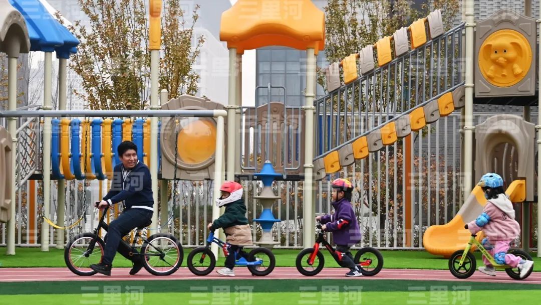 免费上幼儿园，迈出关键步伐