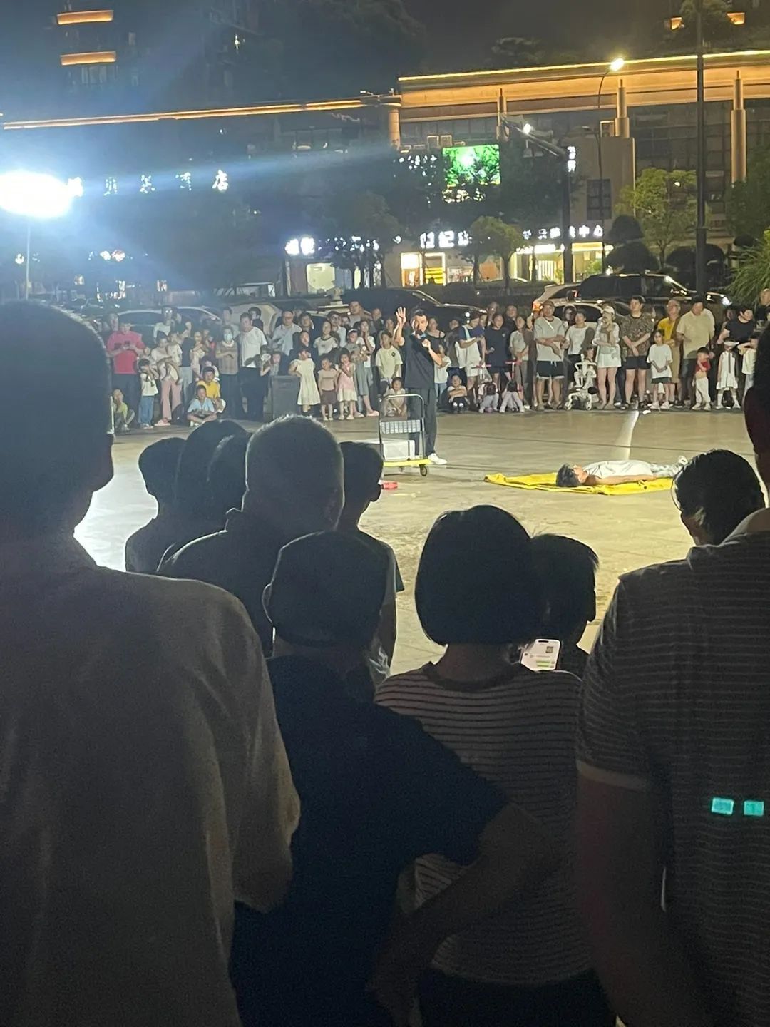 全国多地出现，浙江也有很多人围观！网友吐槽：真的看不下去了……